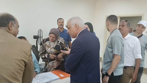 الدكتور نوبي محمد حسن نائب رئيس جامعة أسيوط الأهلية للشئون الأكاديمية اثناء تفقده الجامعة