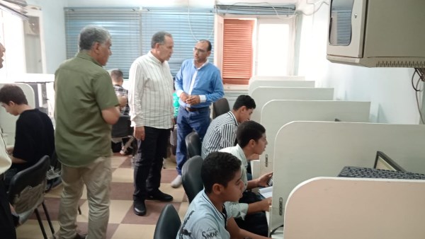 دسوقي وكيل وزارة التعليم بأسيوط يتفقد إختبارات الطلاب المتقدمين لـ مدارس المتفوقين في العلوم والتكنولوجيا  " STEM "