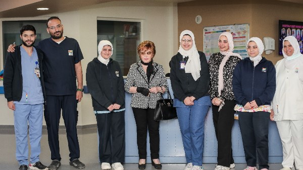 صفية العمري تُدخل البهجة في قلوب المرضي بزيارة مستشفى الناس
