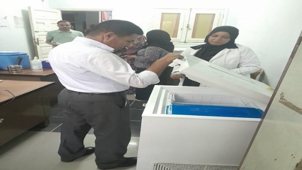 وكيل وزارة الصحة بالأقصر خلال الجولة
