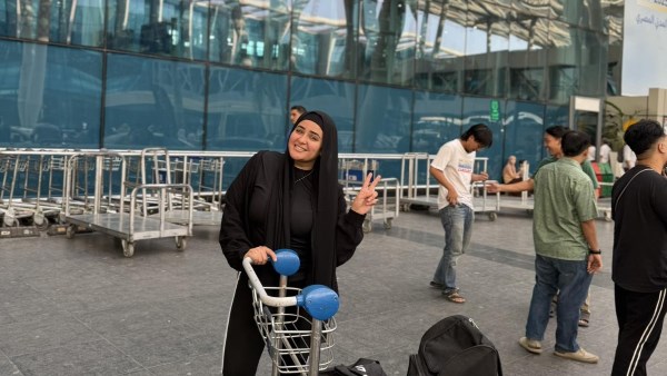 وسط اتهامات العائلة.. زوجة الراحل إبراهيم شيكا تعلن سفرها خارج البلاد 