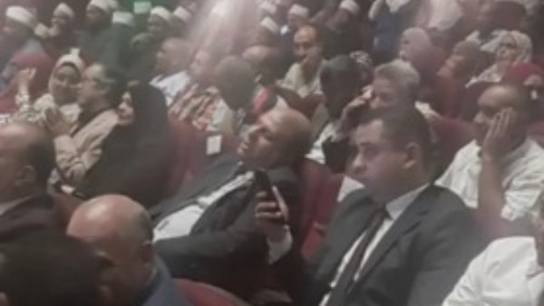 «نام وسط الاحتفالية».. وكيل تعليم قنا يثير الجدل بصورته خلال حملة صحح مفاهيمك