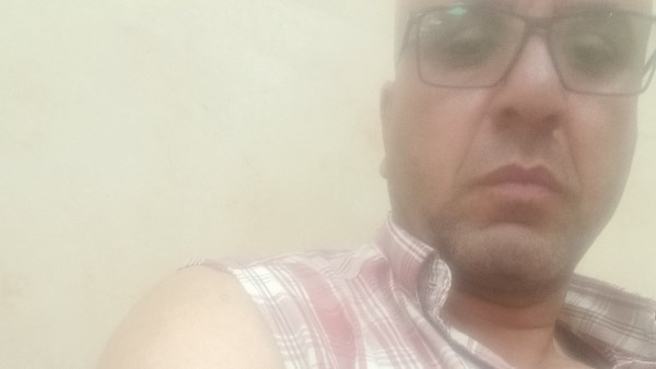 معلم بمدرسة ثانوية يستغيث بالوزير: طالب تهجم عليّ ومزق ملابسي وأسرته ضربت المديرة