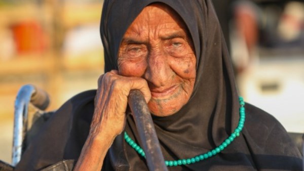اسمها جازية، امرأة فلسطينية تجاوزت عمرها المئة عام، بدأت رحلتها على كرسي معدني متحرك على طريق مدمر 