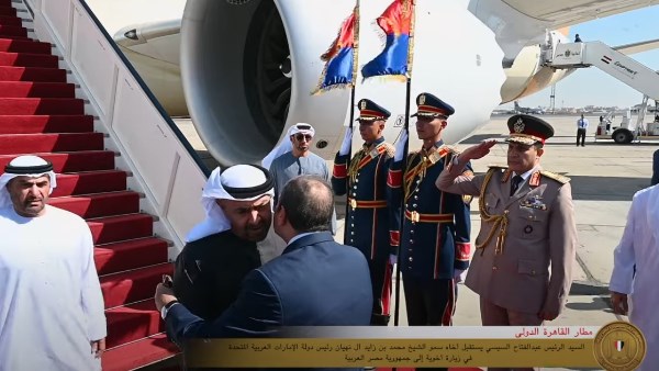 الرئيس السيسي يستقبل الشيخ محمد بن زايد آل نهيان بمطار القاهرة الدولي