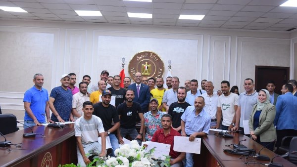 وزير العمل يُسلم عقود لشباب للعمل في دولة الإمارات والبوسنة والهرسك