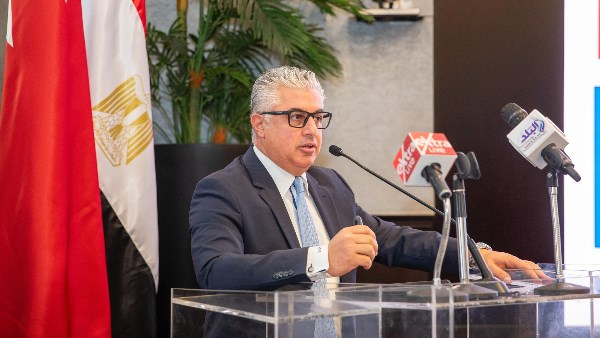 رئيس اقتصادية قناة السويس يستعرض الفرص الاستثمارية بالهيئة في جلسة "آفاق الاستثمار واستراتيجيات النمو"
