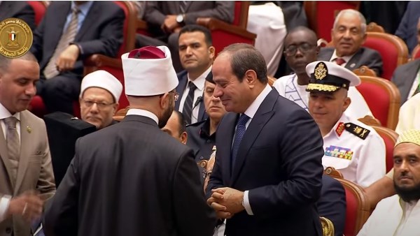 وزير الأوقاف يُهدي الرئيس السيسي هدية تذكارية في احتفال المولد النبوي الشريف