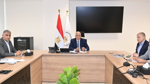 وزير الري يتابع إجراءات طوارئ "الميكانيكا والكهرباء" بمحطات الرفع