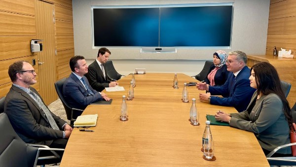 وزير البترول والثروة المعدنية يبحث التعاون مع شركات التعدين والغاز في غرب أستراليا