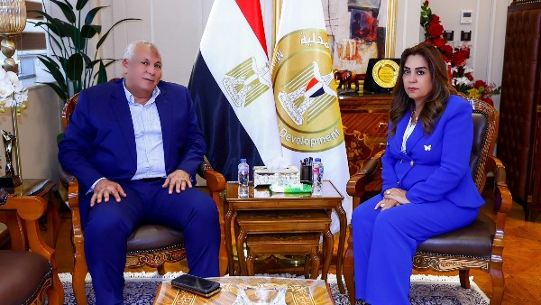 وزيرة التنمية المحلية تبحث مع محافظ الوادي الجديد تنفيذ المشروعات التنموية وموقف "حياة كريمة" بالفرافرة