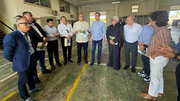  وزيرا الزراعة والشؤون النيابية يتفقدان محطة تعاونية لإنتاج وتعبئة الخضروات والفاكهة في إيطاليا
