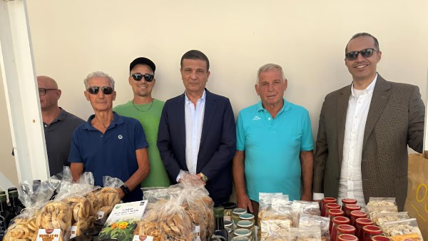 وزيرا الزراعة والشؤون النيابية يتفقدان نموذجًا تعاونيًا ناجحًا لصغار المزارعين في جنوب إيطاليا