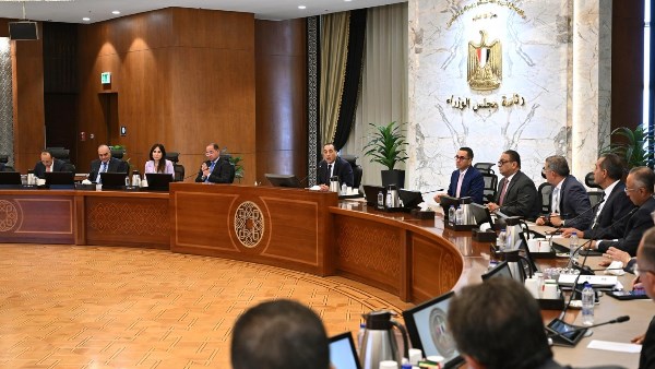 رئيس الوزراء يجتمع برؤساء ومسئولي المجالس التصديرية
