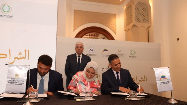 وزير التعليم العالي يشهد توقيع مذكرة تفاهم حول الكشاف العربي بين بنك المعرفة المصري وشركة Clarivate وشركة Mind Crafted Analytics.