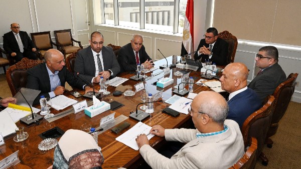 وزير الإسكان يعقد اجتماعاً مع ممثلي شركة أوراسكوم لمتابعة الموقف التنفيذي لعدد من المشروعات 