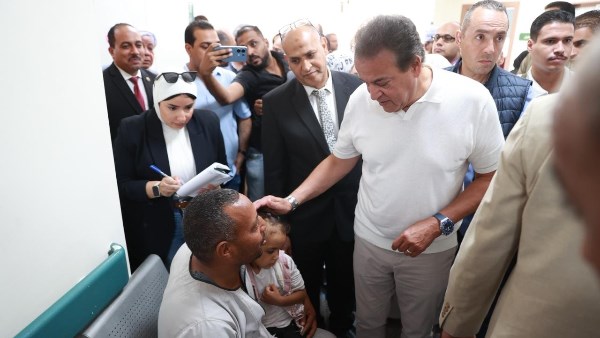 وزير الصحة يتفقد مستشفى قفط التخصصي ويوجه بتعزيز التعاون مع جامعة جنوب الوادي لدعم القوى البشرية