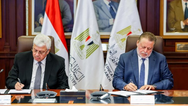 محافظ البنك المركزي ووزير التعليم العالي يوقعان بروتوكولي منح جامعية للطلاب المتفوقين والمتضررين