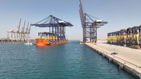  استقبال رصيف محطة هاتشيسون رقم 1 بميناء السخنة السفينة المتخصصة ZHEN HUA 23