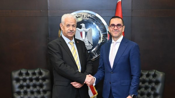 استقبل المهندس حسن الخطيب، وزير الاستثمار والتجارة الخارجية، السيد سمير عبيد، وزير التجارة وتنمية الصادرات بالجمهورية التونسية
