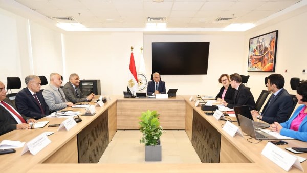 وزير الري يبحث مع الوكالة الفرنسية للتنمية تعزيز التعاون في مشروعات القناطر والصرف ومحطات الرفع