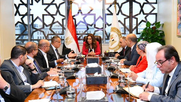 وزيرة التنمية المحلية تناقش مع محافظ جنوب سيناء مستجدات مشروعات السياحة البيئية والاستدامة في شرم الشيخ ودهب