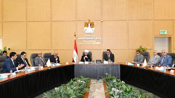 وزيرا الإسكان والأوقاف يناقشان عدداً من الموضوعات المشتركة بين الوزارتين