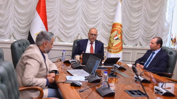 وزير العمل يعقد اجتماعًا مع مديري المديريات
