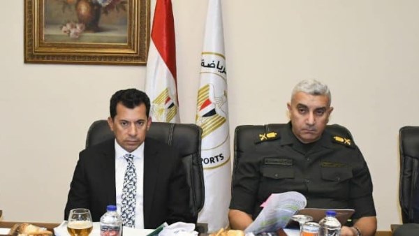 وزير الشباب والرياضة يبحث تطوير استاد القاهرة وتعظيم الاستفادة من إمكاناته