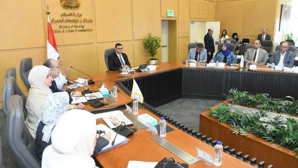 وزير الإسكان يعقد اجتماعًا موسعًا مع مسئولي مديريات الإسكان بمختلف المحافظات 