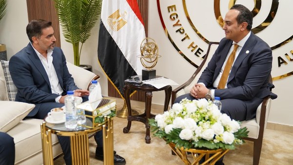 هيئة الرعاية الصحية: يلتقي هاني سلامة ويعلنه سفيرًا لمنصة وطنية للكشف والتطبيب عن بُعد