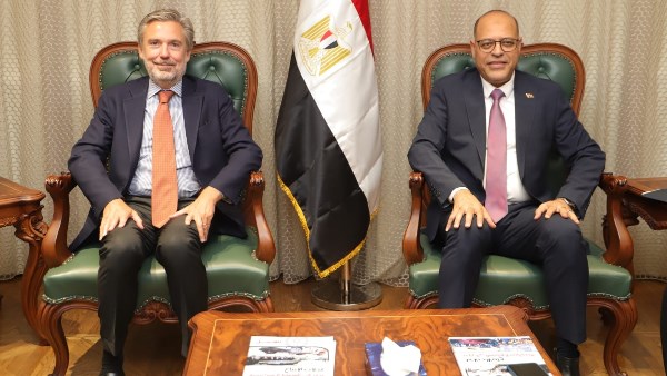 وزير العمل يلتقي السفير الإيطالي بالقاهرة بمقر الوزارة بالعاصمة الإدارية