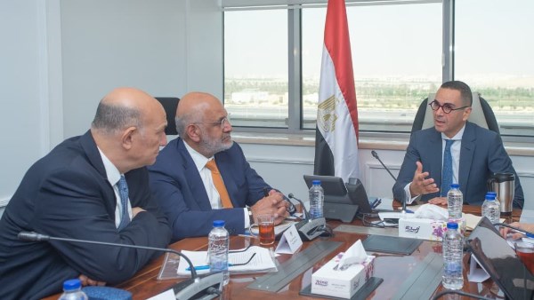 وزير الاستثمار يبحث تعزيز الشراكة مع وفد من مجموعة البنك الدولي