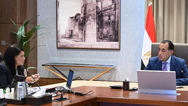 رئيس الوزراء ووزيرة التخطيط يستعرضان حوكمة الاستثمارات العامة 2024–2025