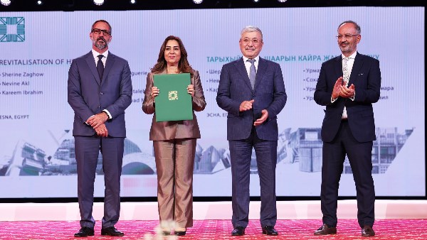 وزيرة التنمية المحلية ومحافظ الأقصر يتسلمان جائزة الآغا خان لإحياء إسنا