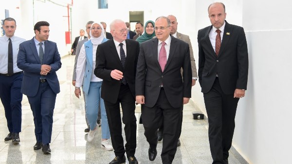 رئيس هيئة الدواء يزور "وادي النيل أشيتو" ويؤكد دعم صناعة المستلزمات الطبية محليًا