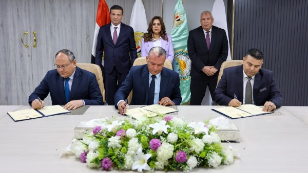 وزيرا الزراعة والتنمية المحلية ومحافظ الوادي الجديد يوقعون بروتوكول لإنشاء مركز إنتاج الحرير الطبيعي وزيرا الزراعة والتنمية المحلية ومحافظ الوادي الجديد يوقعون بروتوكول لإنشاء مركز إنتاج الحرير الطبيعي