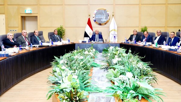 وزير الصناعة والنقل يترأس اجتماع الشركة القابضة للطرق والكباري