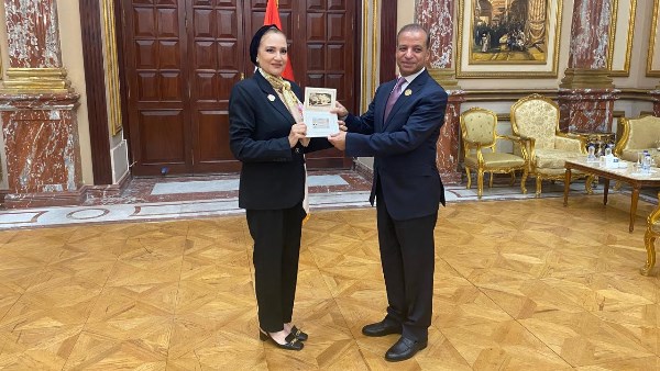تسلّمت النائبة رانيا عز الدين صدقي، عضو مجلس الشيوخ، كارنيه عضويتها واستكملت باقي الإجراءات. النائبة رانيا عز الدين صدقي تتسلم كارنيه عضويتها في مجلس الشيوخ