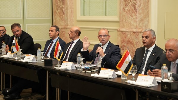 رئيس الرقابة المالية يستعرض جهود تطوير القطاع غير المصرفي مع رؤساء التحرير