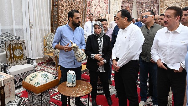 رئيس الوزراء يتفقد مجمع خدمات المواطنين بقرية شمّا ضمن مبادرة "حياة كريمة"