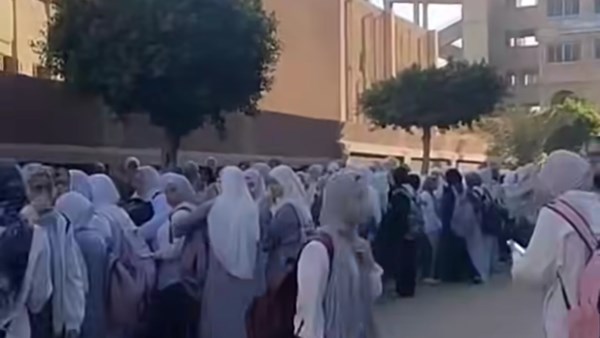 أثناء وقوف الطالبات أمام المدرسة