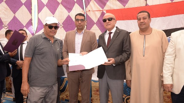 محافظ الأقصر يسلم وحدات سكنية بمشروع إسكان الطود 
