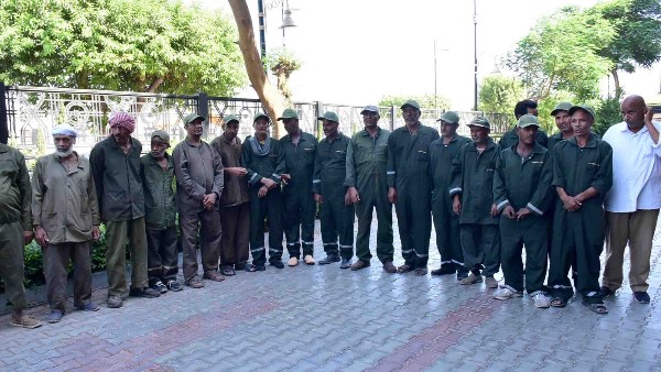 محافظ الأقصر بكرم عمال النظافة 