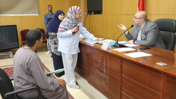 اثناء اللقاء الأسبوعي اثناء اللقاء الأسبوعي