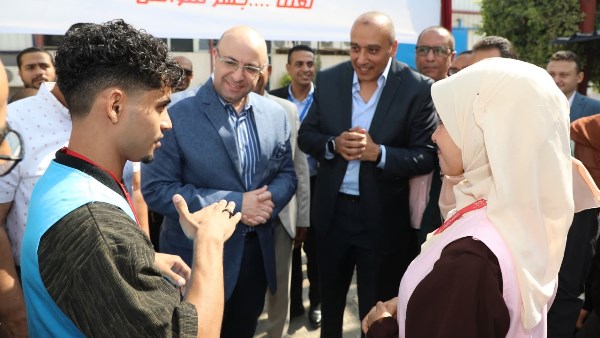 المحافظ اثناء مشاركة فرحتهم