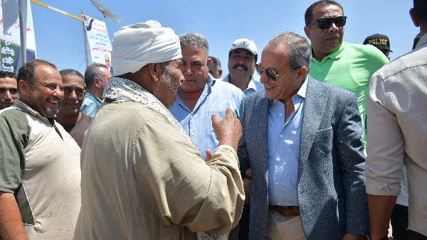 محافظ بورسعيد واحد المزارعين 