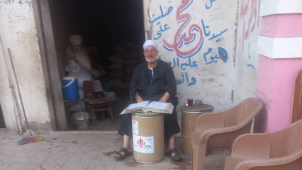 رجل يقرأ القرآن داخل محل بالفيوم يشعل مواقع التواصل