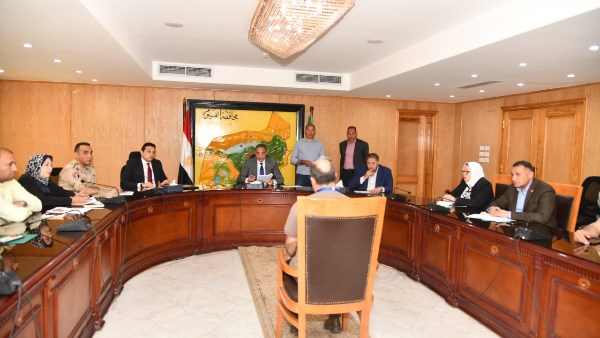 محافظ الفيوم يوجه بتنفيذ عدد من تدخلات الحماية الاجتماعية للفئات الأكثر احتياجاً