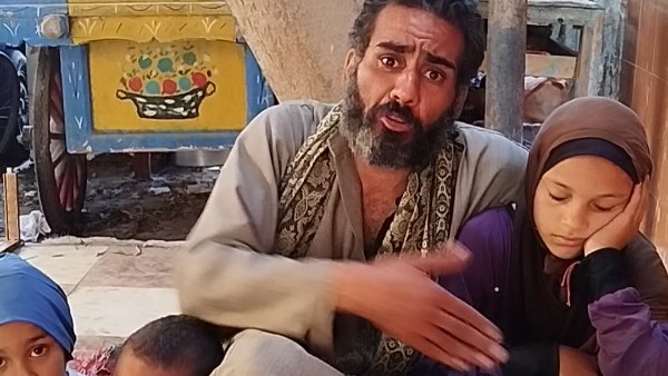 أب يستغيث : مراتي طردتني أنا وعيالي للشارع
